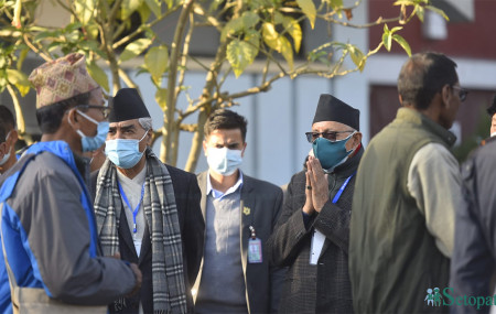 मतदातासँग मत माग्दै सभापतिका दुबै उम्मेदवार। तस्बिरः निशा भण्डारी/सेतोपाटी